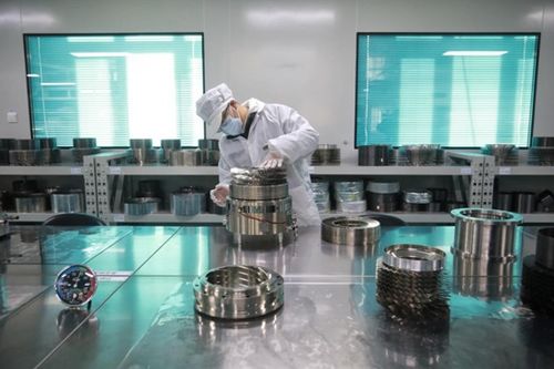 12月13日,北京中科科仪股份有限公司真空技术研发中心内,员工正在进行设备调试。 新京报记者   摄